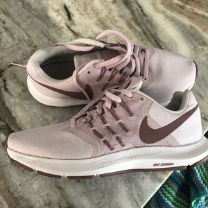 Gently worn Nike sneakers. Size 8
